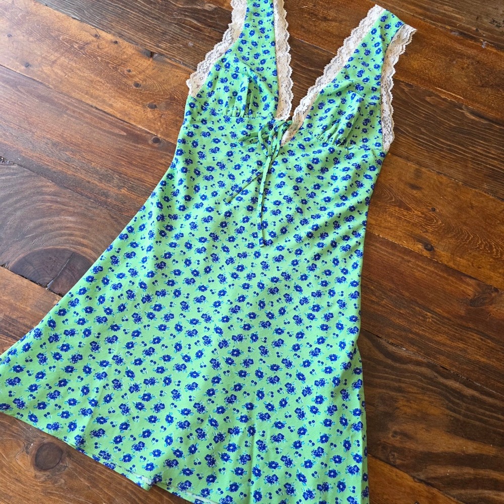 Cotton Candy LA Green Floral Lace Trim Mini Dress - Sleeveless v neck sexy flowy